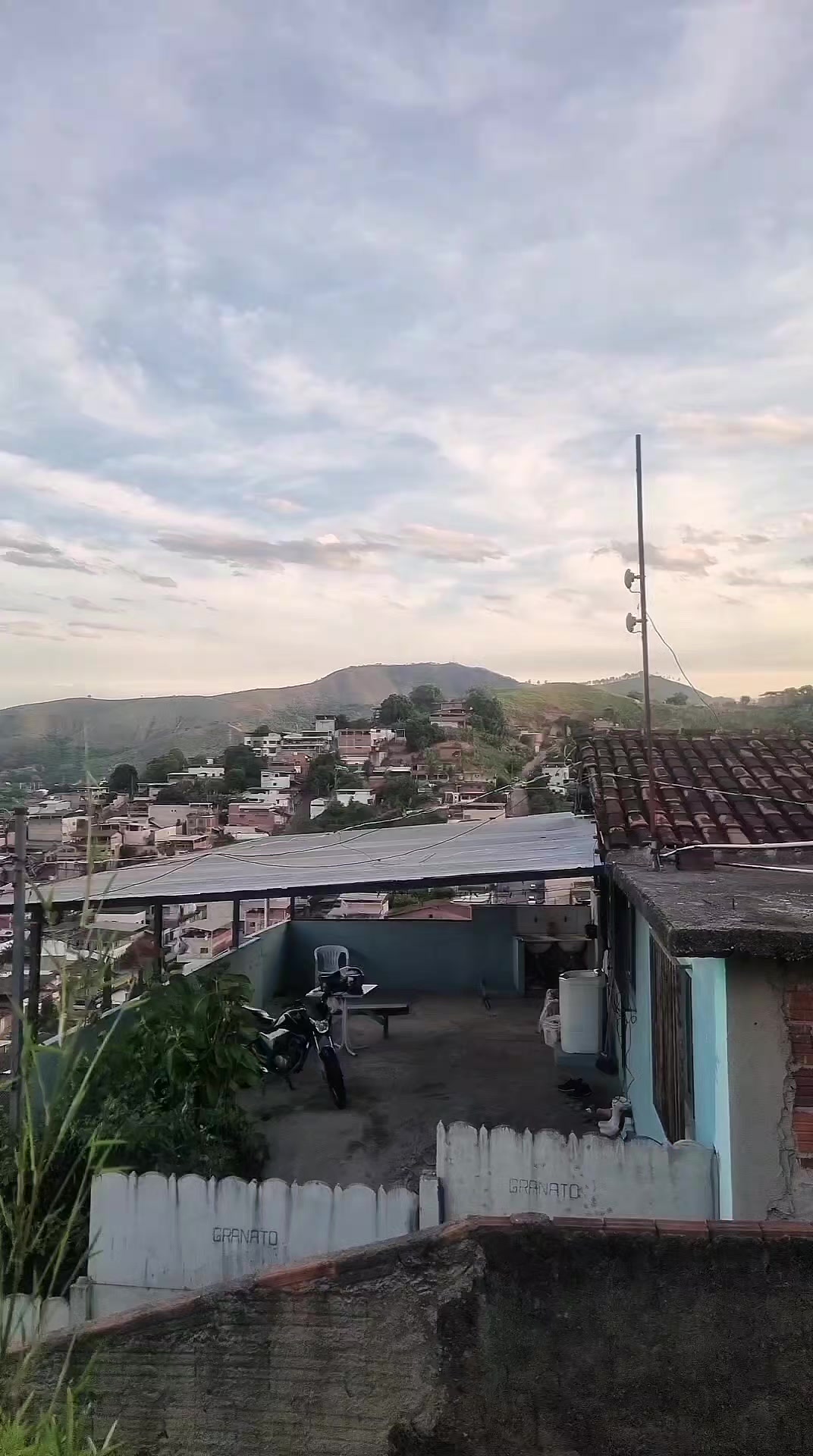 TikTok post by @aliadosdof for Salon Line. Caption reads: #RotinaDeXêrosa @salonlinebrasil #aliadosdofunk .