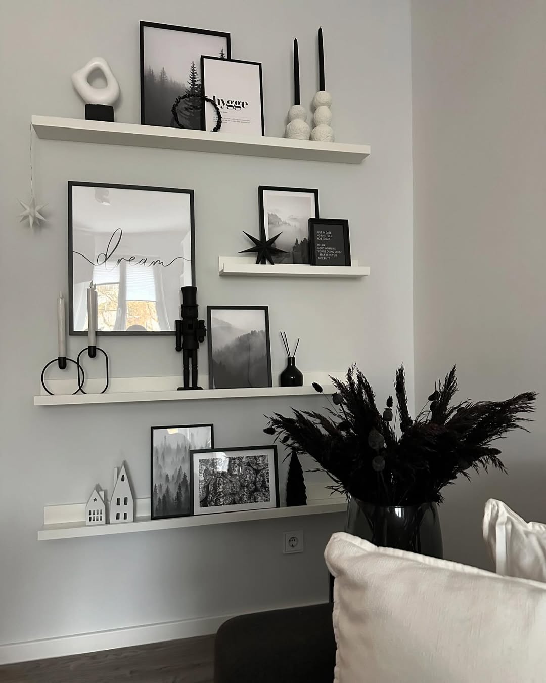 Instagram post by @allabout.homedecor for Poster Store. Caption reads: POSTERLIEBE 🖤

Die Bilderleisten im Arbeitszimmer....