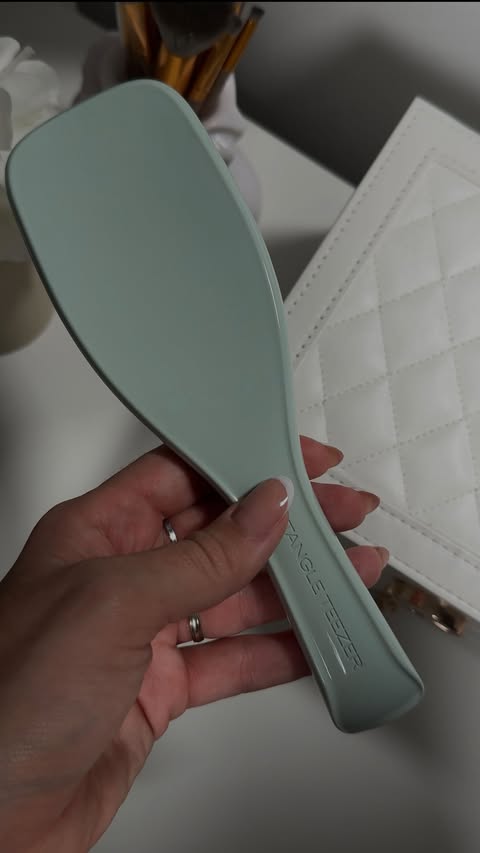 Instagram post by @vukovicelaa for Tangle Teezer. Caption reads: Zašto se kosa i dalje lomi, iako ulažeš u njegu?....