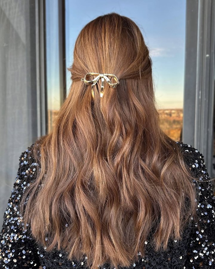 Instagram post by @sara_cruzz for Ettika. Caption reads: Favorite time of the year! ✨ @ettika.