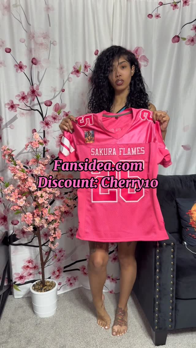 Instagram post by @lamiya_blossom for Fansidea. Caption reads: Don’t walk — RUN to fansidea.com and customize....