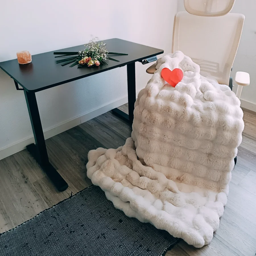 Instagram post by @juersa_ugc for FlexiSpot. Caption reads: FLEXISPOT Kuscheldecke, Dicke Sofadecke, [...].