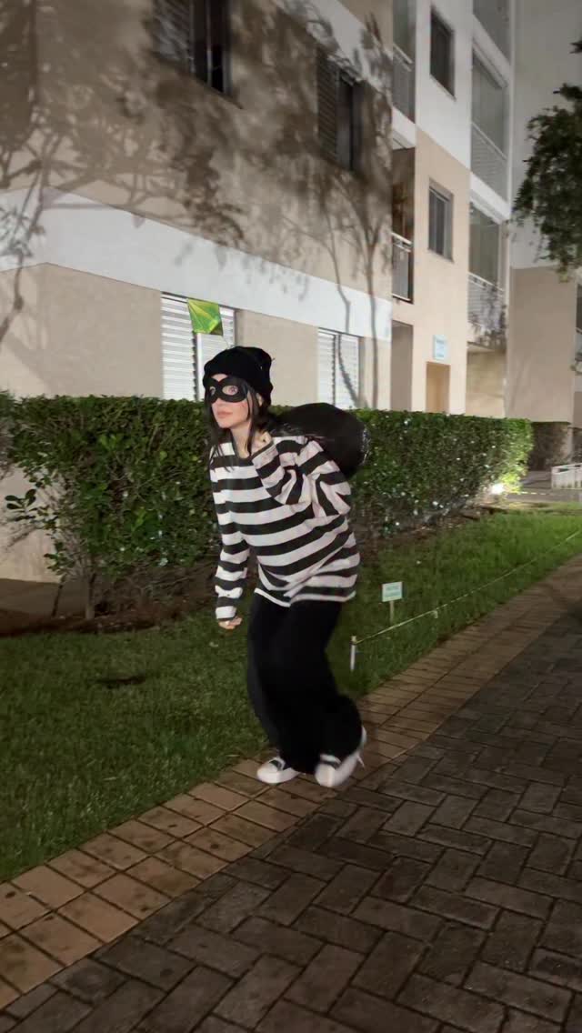 Instagram post by @vidcg for The Sims. Caption reads: 👀 #thesimscostume.