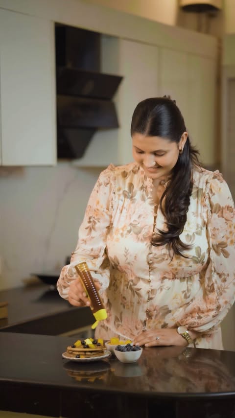 Instagram post by @iamsomyaahuja for Tramontina. Caption reads: [...] I made these fluffy pancakes on the....