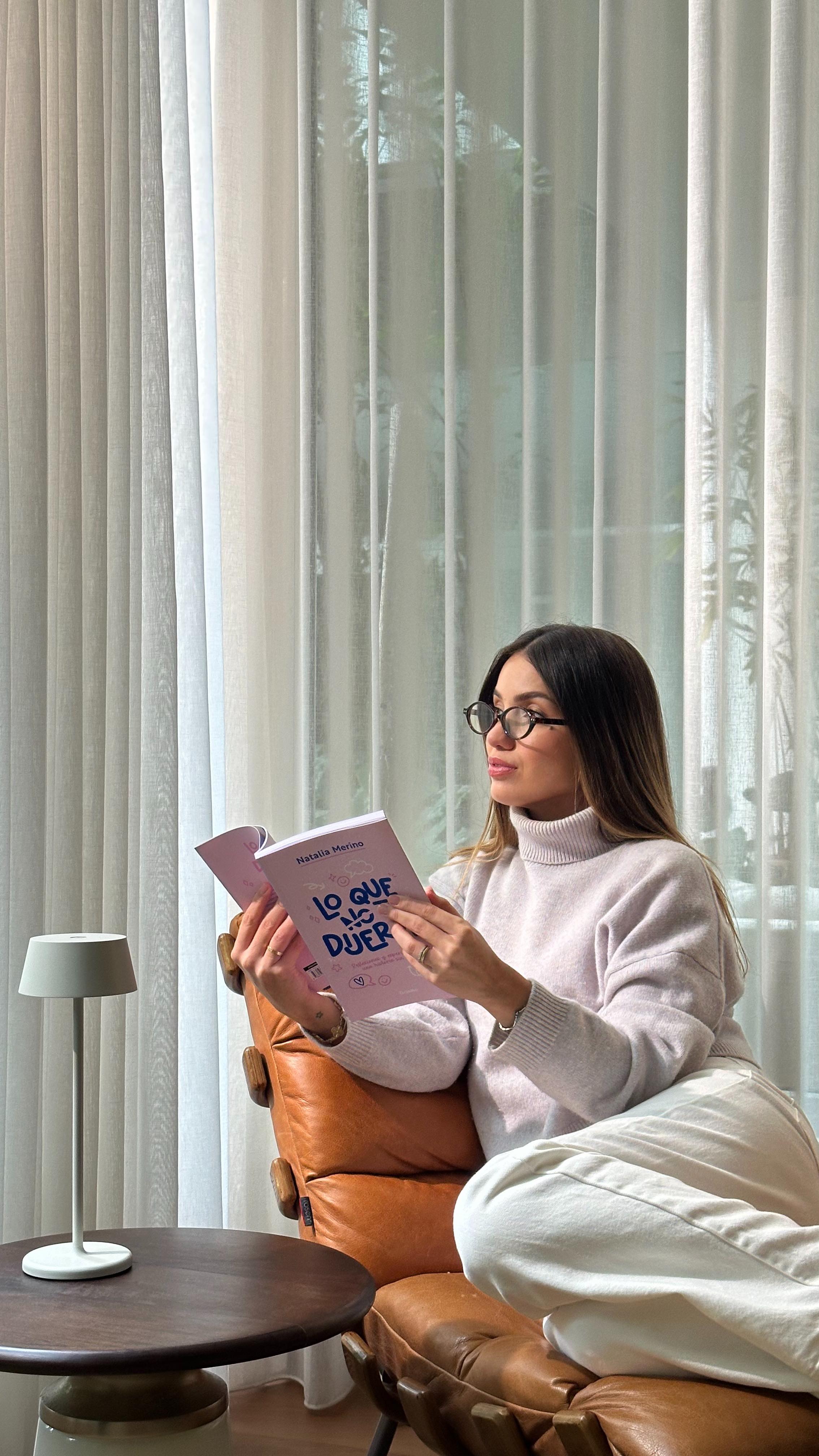 Instagram post by @loquenotedijeron_elpodcast for Penguin. Caption reads: A veces la vida no viene con instrucciones.
Solo....
