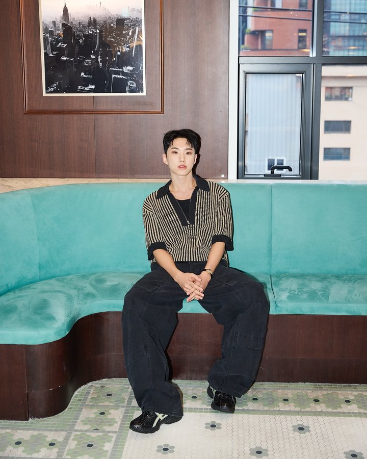 Instagram post by @ho5hi_kwon for Kith. Caption reads: 🖤🤎 #광고 #KithSeoul #키스서울 @kith.