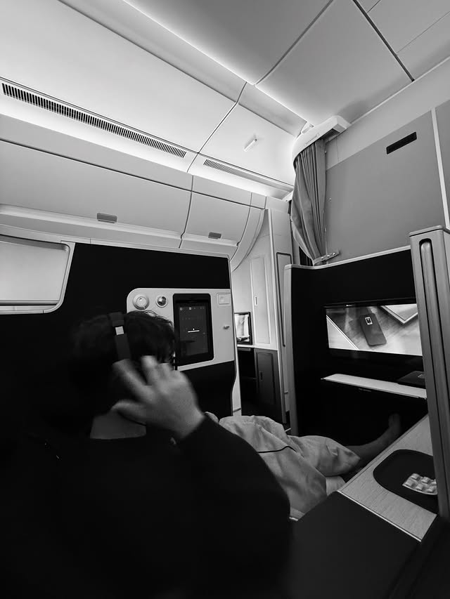 Instagram post by @ziffffo for Swiss International Air Lines. Caption reads: #SWISSSenses #AirbusA350 #ad #스위스항공 #스위스센스....