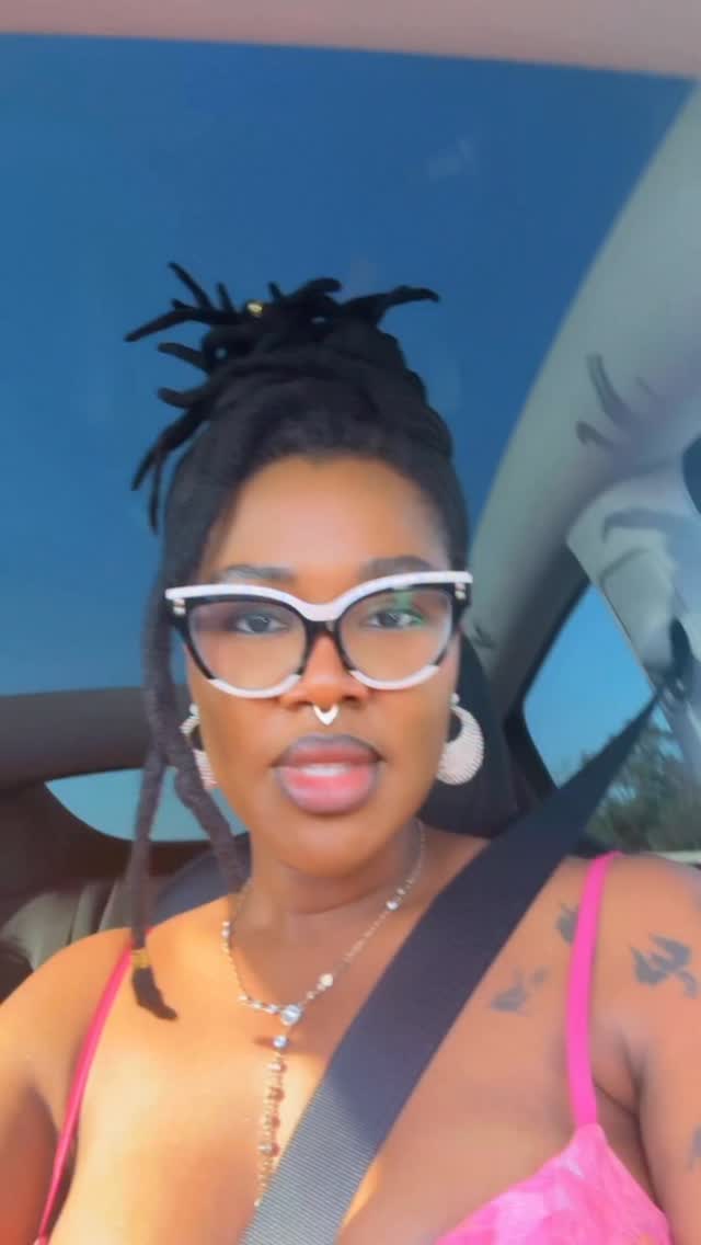 Instagram post by @thesoulofmy_pen for Zeelool. Caption reads: Can you BELIEVE my #granny smh. It never ends!....