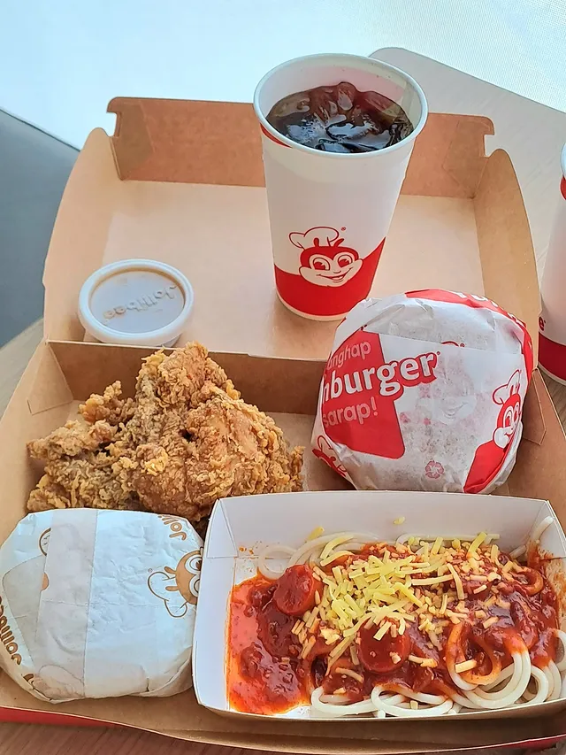 Instagram post by @mamaearharts for Jollibee. Caption reads: [...] na ang nakakabusog na meal ang @Jollibee’s....