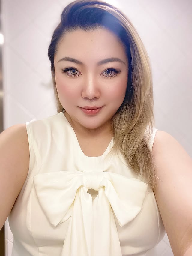 Instagram post by @6oldengirl for Toronto Life. Caption reads: 💃🏼Guys I’ve officially lost 16 lbs & 3’ on the....