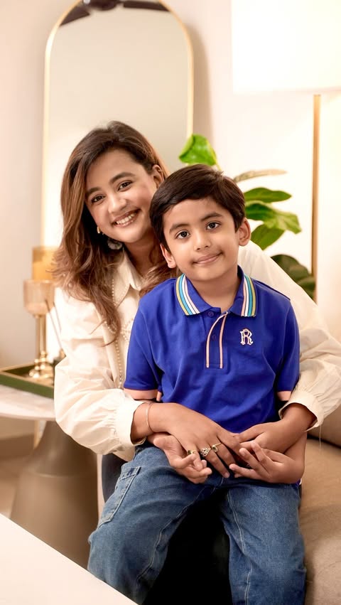 Instagram post by @mithimishraofficial for GRITZO. Caption reads: Poora din running, jumping, playing 💨 Par meals....