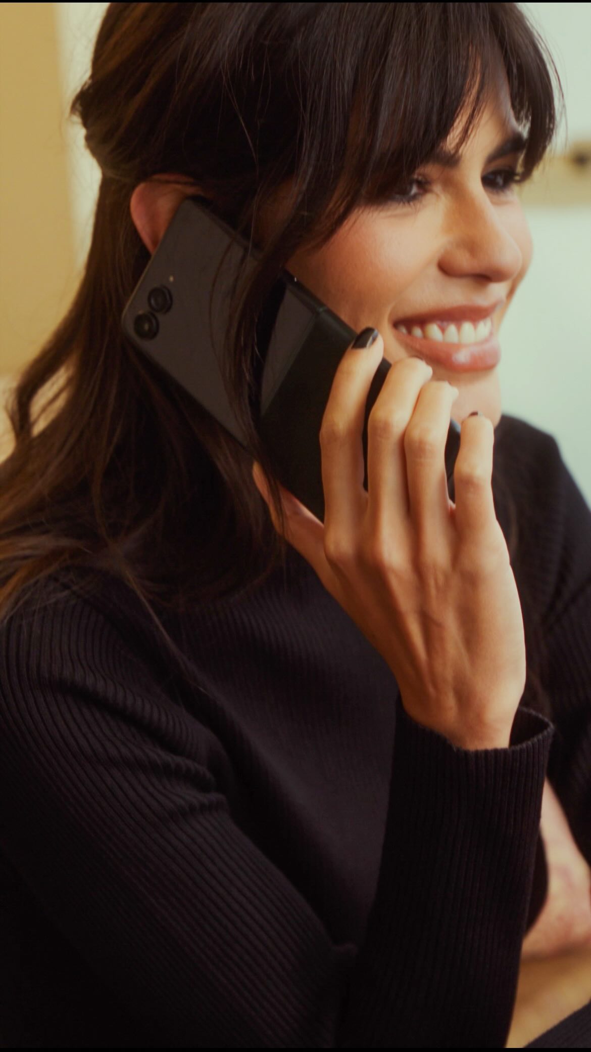 Instagram post by @anttonia for Motorola. Caption reads: Icônico em cada detalhe. O motorola razr 60 ultra....