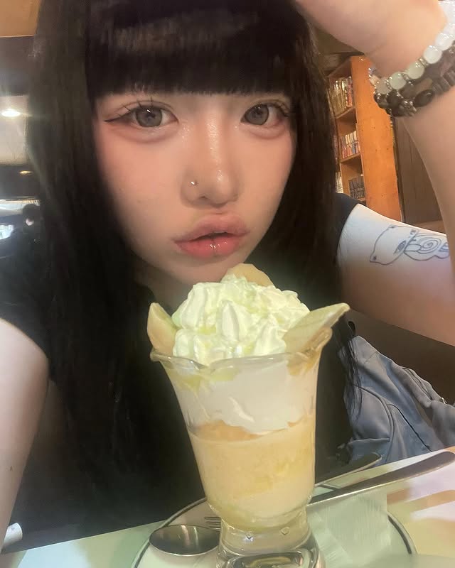 Instagram post by @1._.oo0 for Queen Eyes. Caption reads: LARMEのマンスリーが出たらしい♪ マロンドーナツの細フチ可愛い . . #クイーンアイズ....