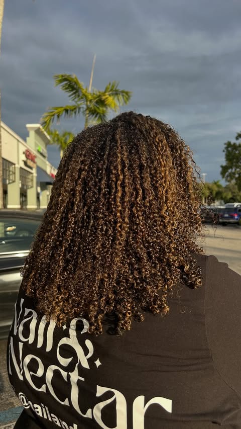 Instagram post by @curlsby_bec for BounceCurl. Caption reads: [...] is styled with intention ✨

I use....