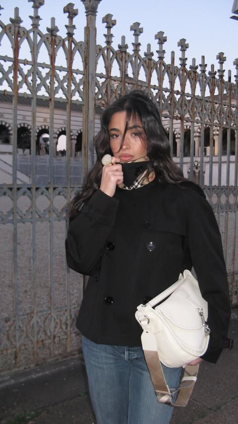 Instagram post by @yasminbarbieri_ for Burberry. Caption reads: #adv strolling around with @burberry.