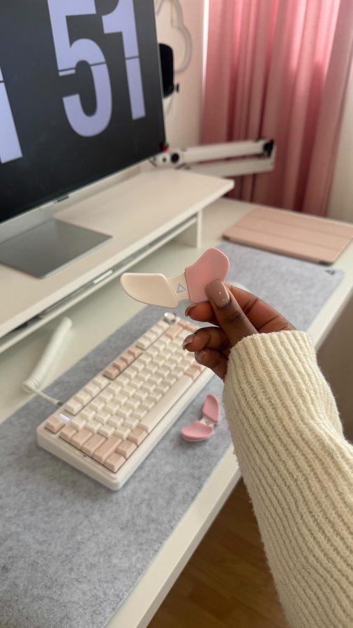 Instagram post by @isiomavlogs for DeltaHub. Caption reads: [...] for 💸 off 🔗 is in my bio #wristrest....