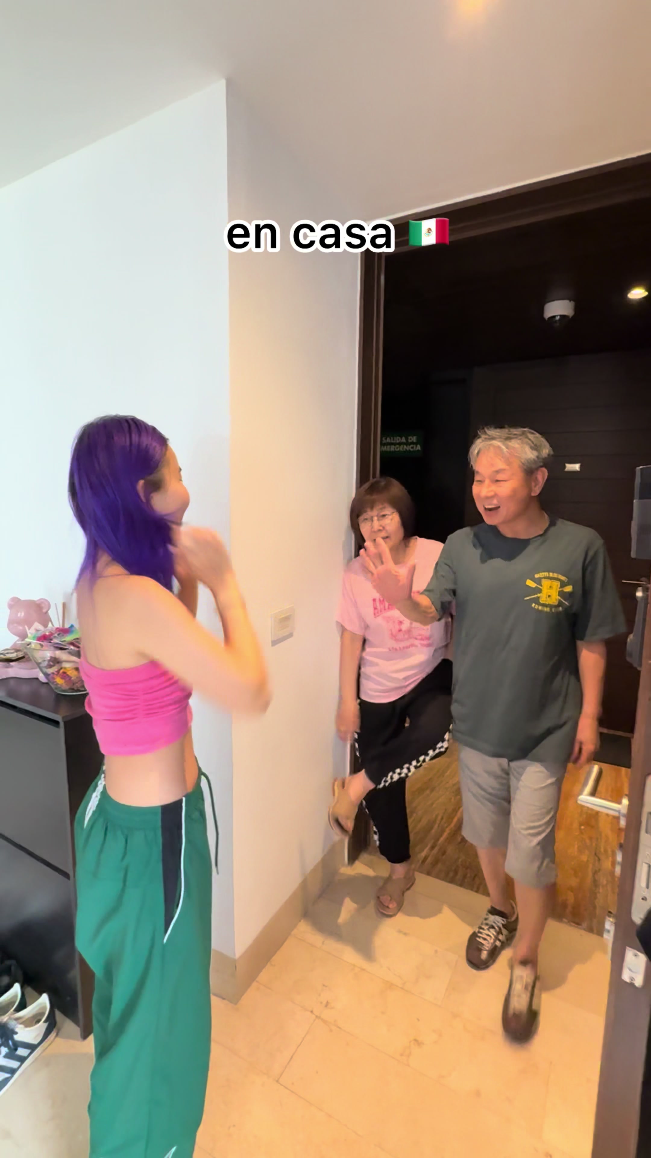 TikTok post by @chinguamiga for STF Tech. Caption reads: Si sorprendió pero creo que ya se acostumbro 😂😂....