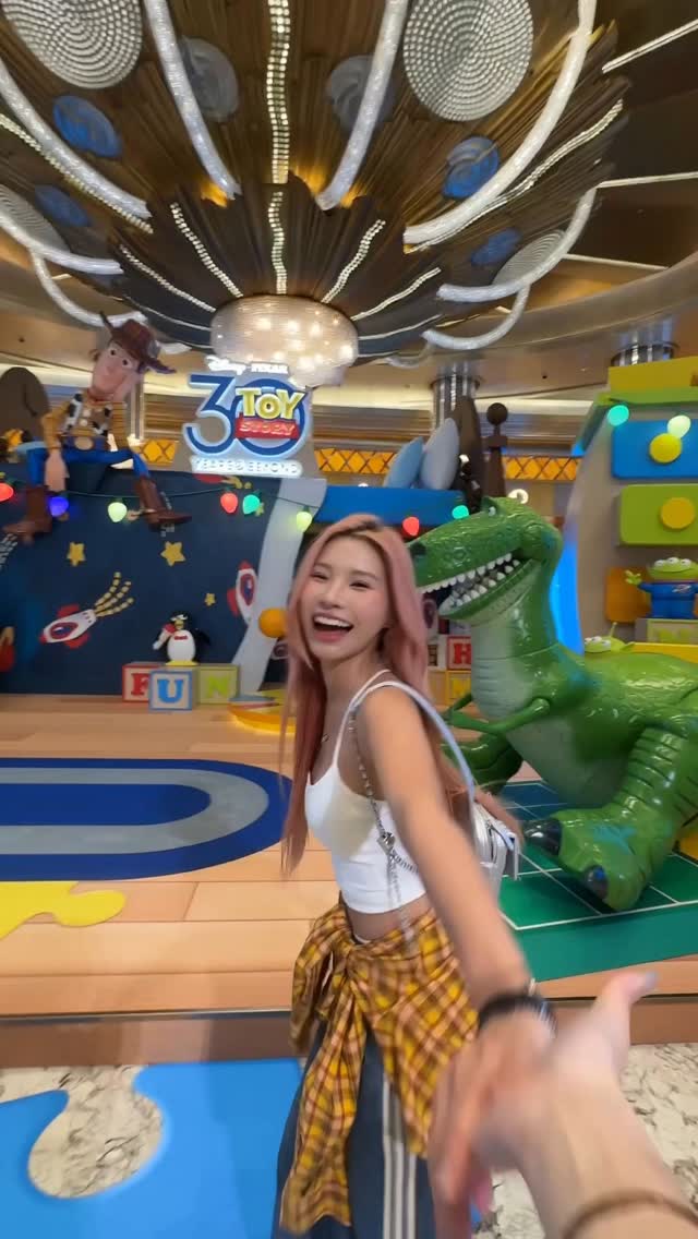 Instagram post by @miki_tew for Fly AirAsia. Caption reads: 第一次拍旅游转场就献给美丽的澳门啦🇲🇴

@flyairasia @visitmacao....