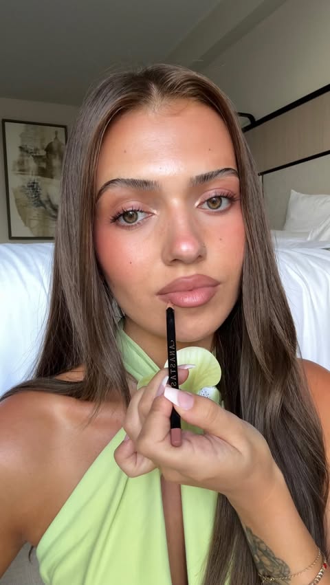 Instagram post by @lexmichaelaa for Anastasia Beverly Hills. Caption reads: [...] repeat all day and night 💋🌴🔁....