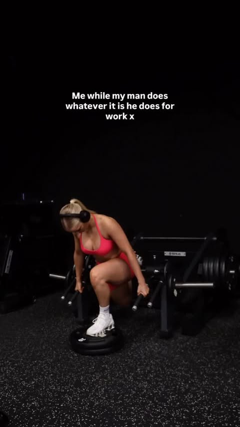 Instagram post by @jess.hallll for Keep That Pump. Caption reads: Gym 4 life | wearing @keepthatpump, code JESSHALL....