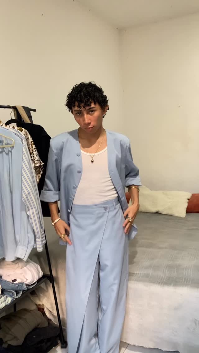 Instagram post by @_hernanhdezc for Incerunmen. Caption reads: [...] a una boda 👰🏻‍♀️💍🩵
WEARING FULL....