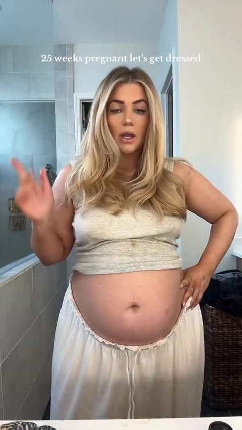 Instagram post by @kelclight for Aerie. Caption reads: Finally at the point where I feel like I can style....