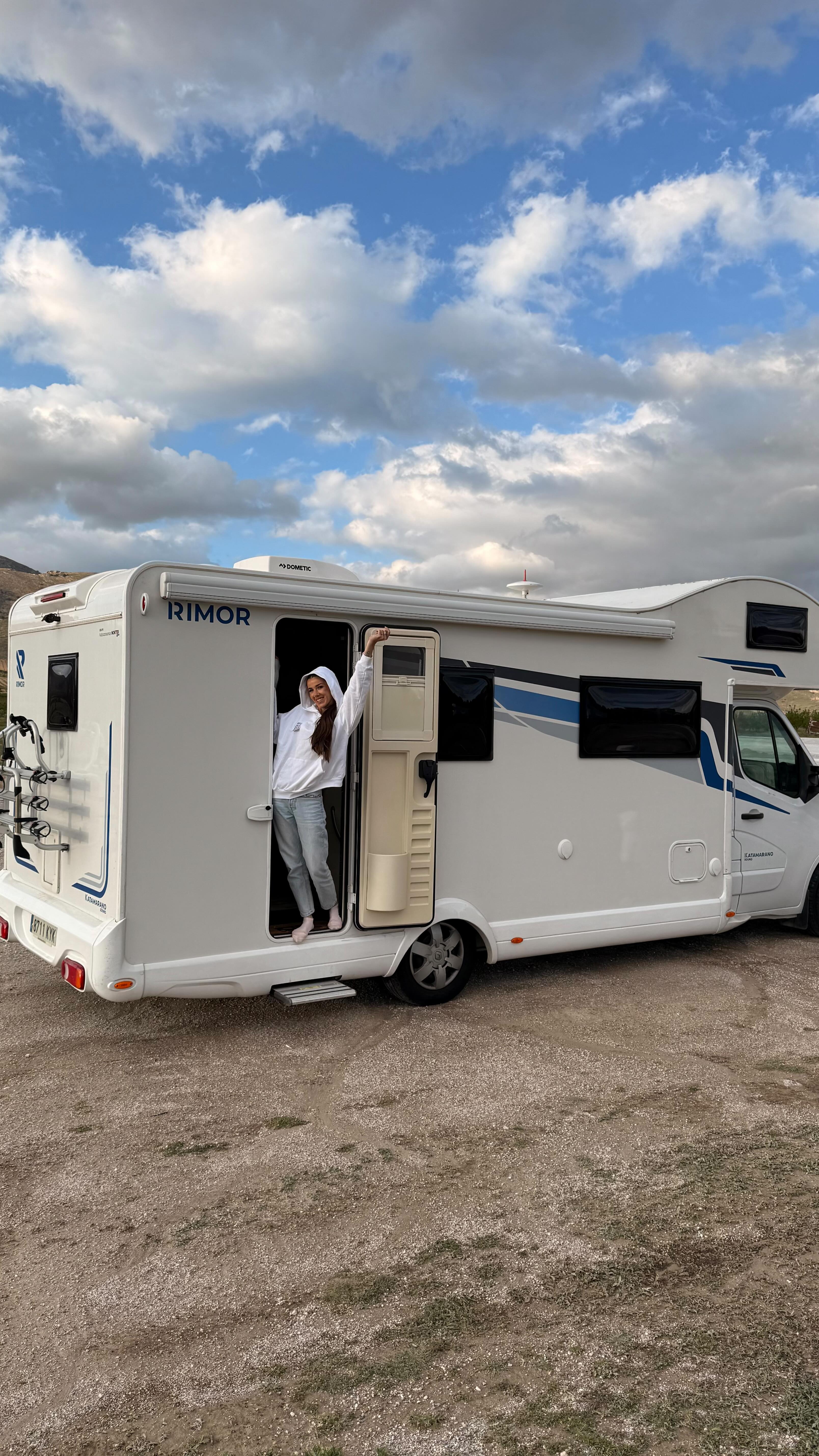 Instagram post by @juliamenugarcia for Carrefour. Caption reads: Os enseño nuestra nueva autocaravana y os cuento....