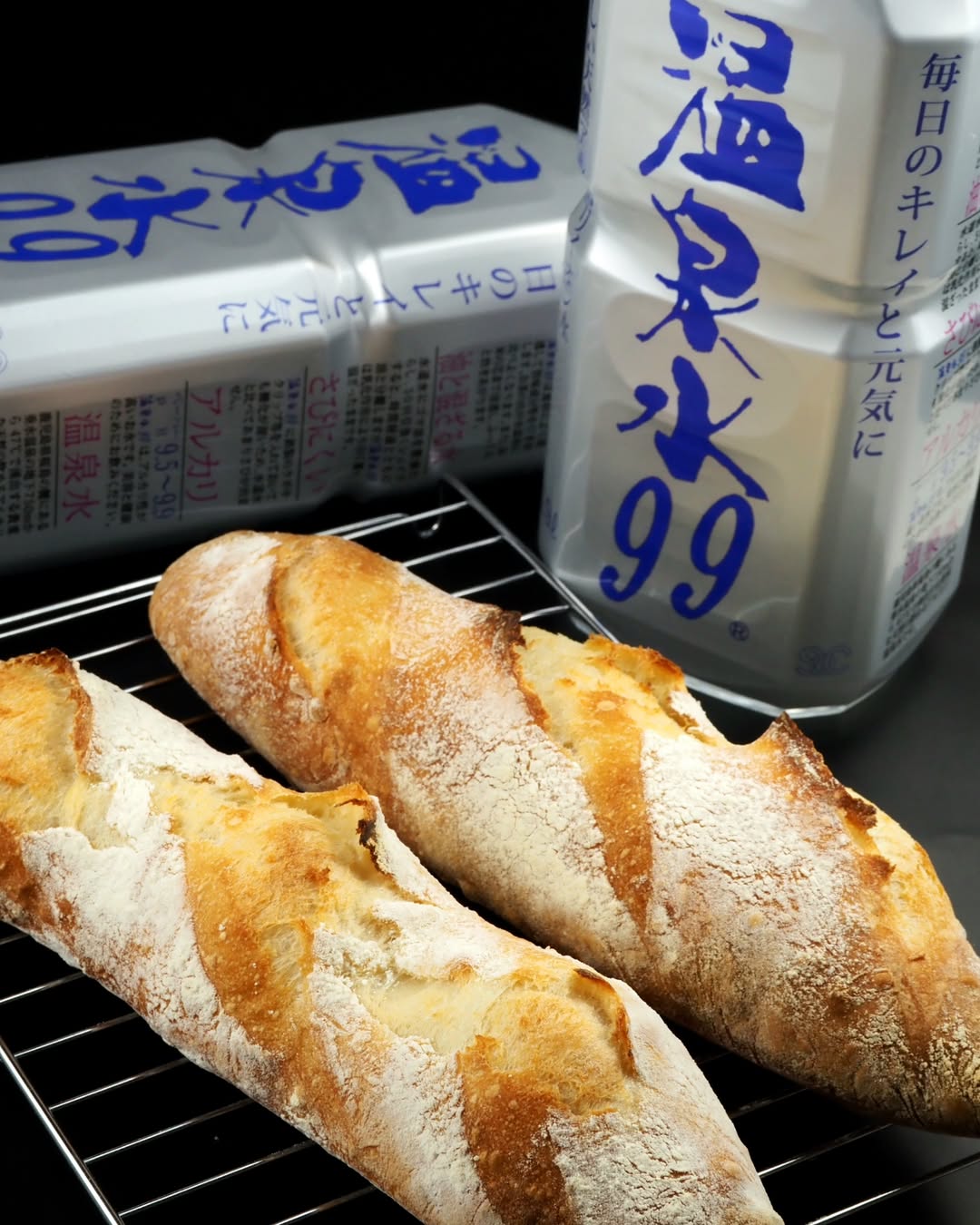 Instagram post by @sakuemi.happy for 温泉水99 ミネラルウォーター. Caption reads: 【フランスパンと湯豆腐】

今日は
「温泉水99」をいただいたので
材料にお水をたっぷり使う
フラン....