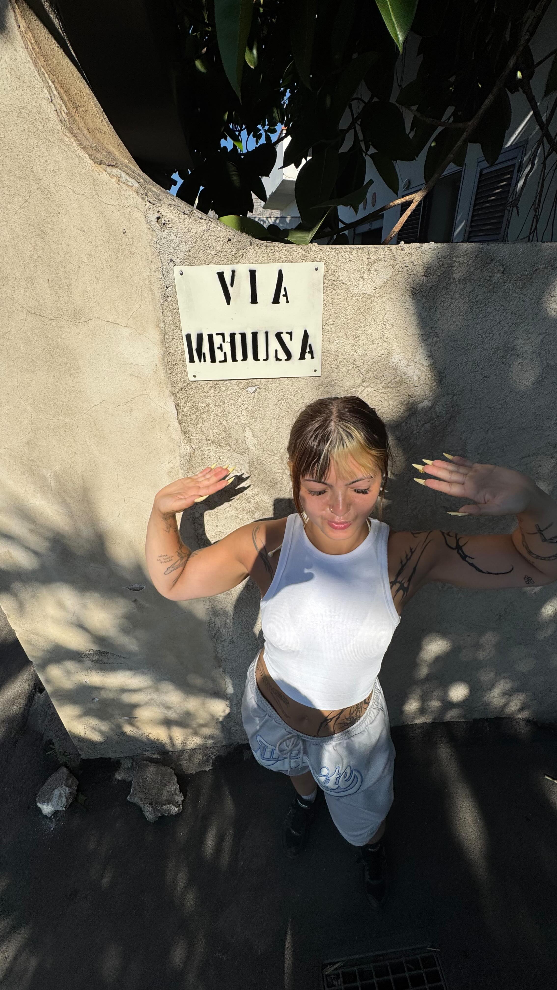 Instagram post by @fitbymedusa for Decathlon. Caption reads: merci @decathlon d’exister ✨.