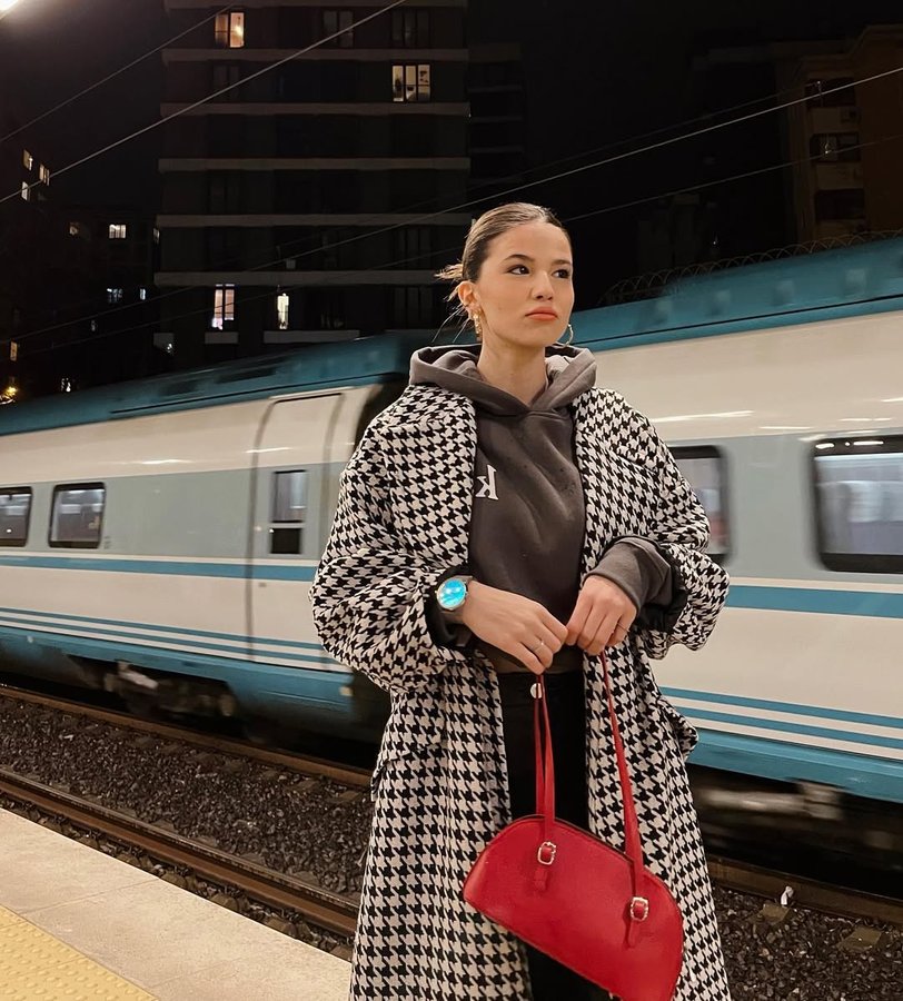 Instagram post by @aysenurkarga for Juste Studio. Caption reads: ayse cikti💅 #reklam.