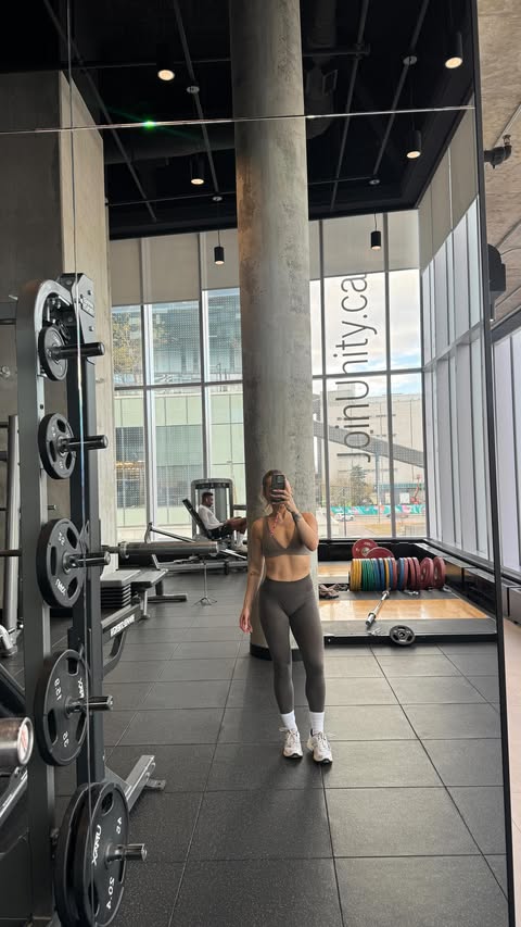 Instagram post by @rileeyjean for Cira Nutrition. Caption reads: [...] hamstring curls 💅🏼
& my favourite....