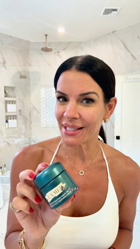 Instagram post by @lisettelopezz for LA MER. Caption reads: [...] The Rejuvenating Night Cream from La Mer....