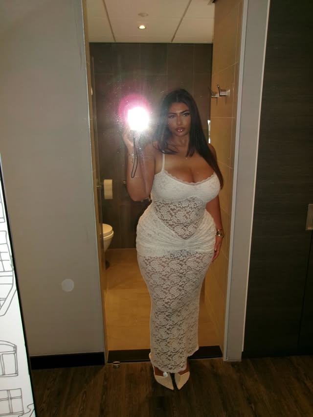 Instagram post by @ria.hendricksss for THATSSOFETCH.COM.AU. Caption reads: love me a mirror selfie🪞 dress is from....