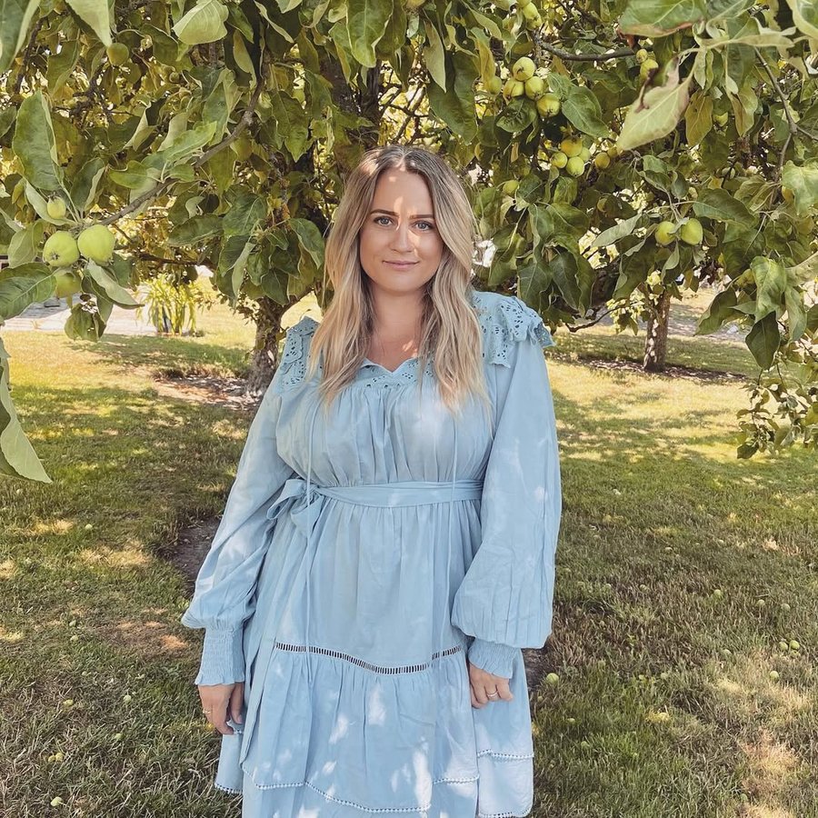 Instagram post by @danssandra for Ellos. Caption reads: AD FOR @ellosofficial 

GET YOUR SUMMER VIBES
ON....