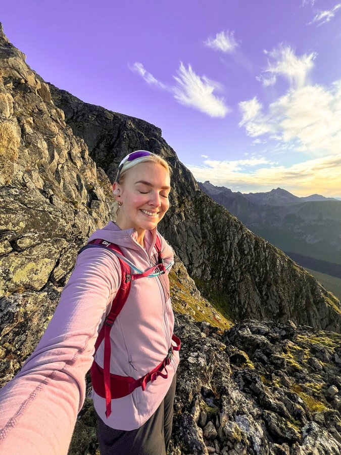 Instagram post by @tur.evelinn for Helly Hansen. Caption reads: Annonse @hellyhansen | Haust🍁 og smågodtposen er....