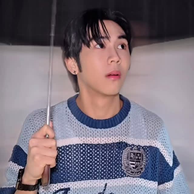 Instagram post by @louis_thanawin for LAZADA.co.th. Caption reads: นอกจากฝนที่ตกฉ่ำแล้ว....