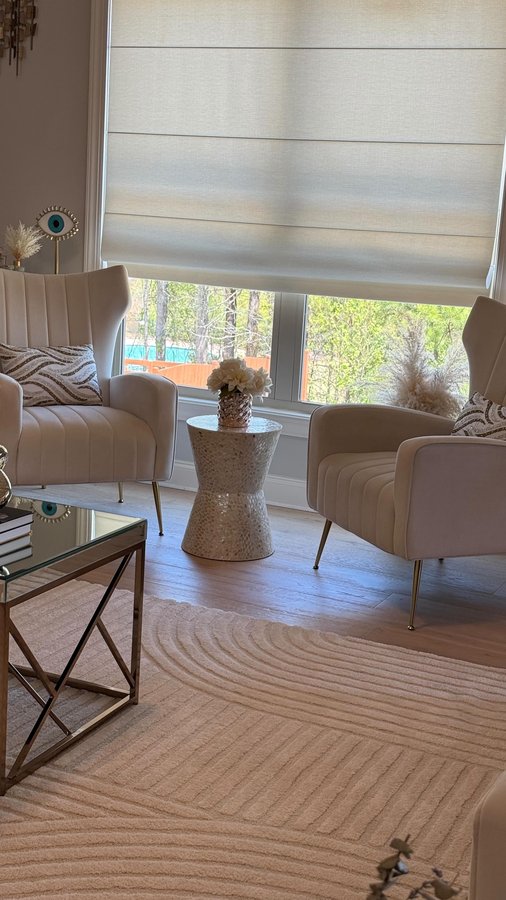 Instagram post by @ugczeyn for Bringnox. Caption reads: [...] my motorized blackout shades from....