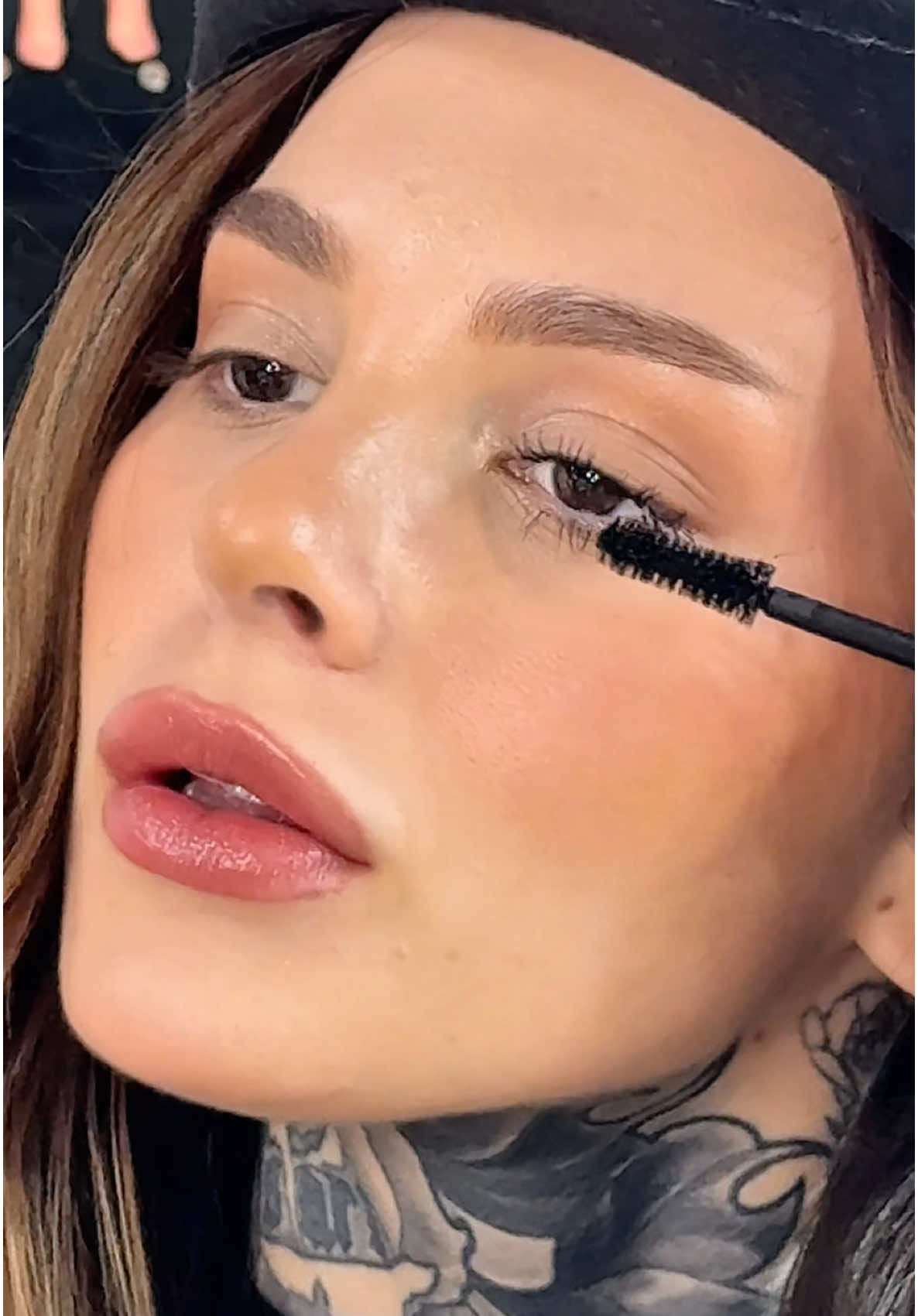 TikTok post by @mariaeucor for Avon. Caption reads: Tô exausta de máscara de cílios que promete e não....