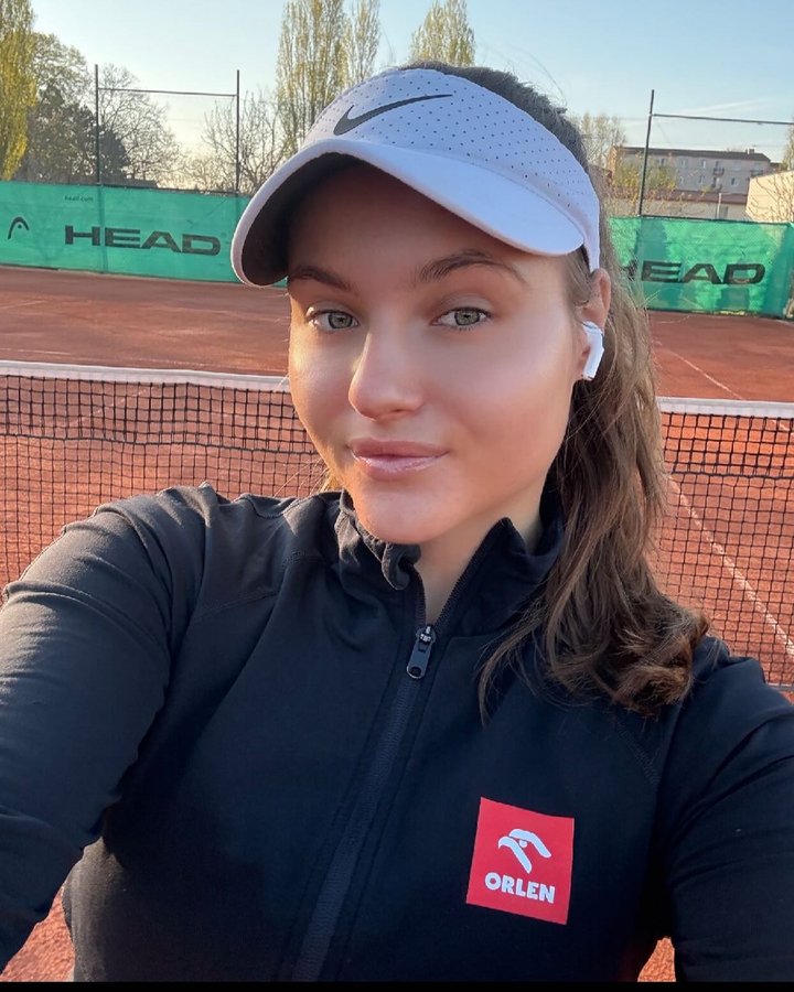 Instagram post by @monia.stankiewicz for Functional Tennis. Caption reads: [...] work on contact point with the Functional....