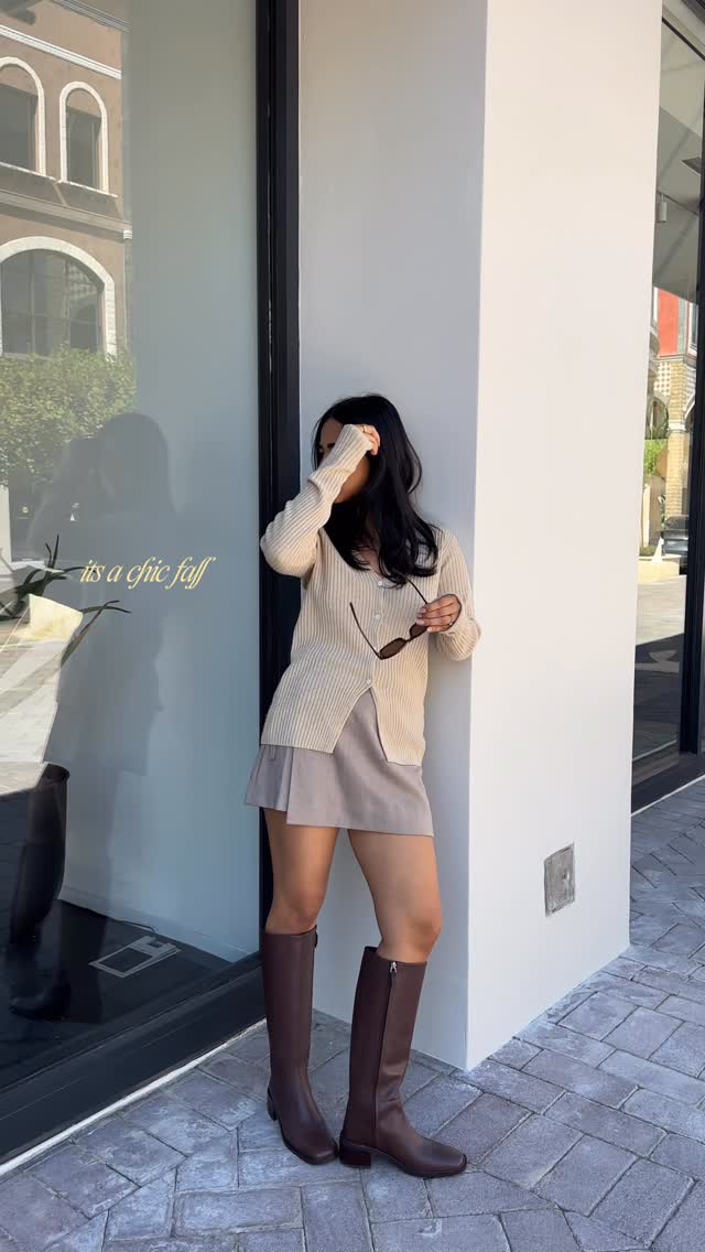 Instagram post by @anggjimenez for Everlane. Caption reads: its a chic fall🪽 @everlane #everlanepartner 
—....