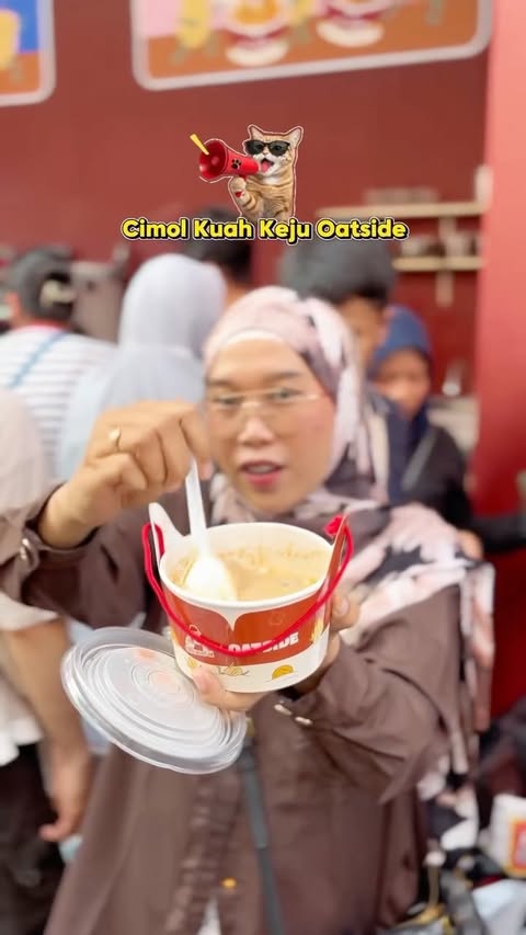 Instagram post by @alulafarah_ for OATSIDE. Caption reads: [...] langsung di PRJ! 🤩 Cimol Bojot AA x Oatside....
