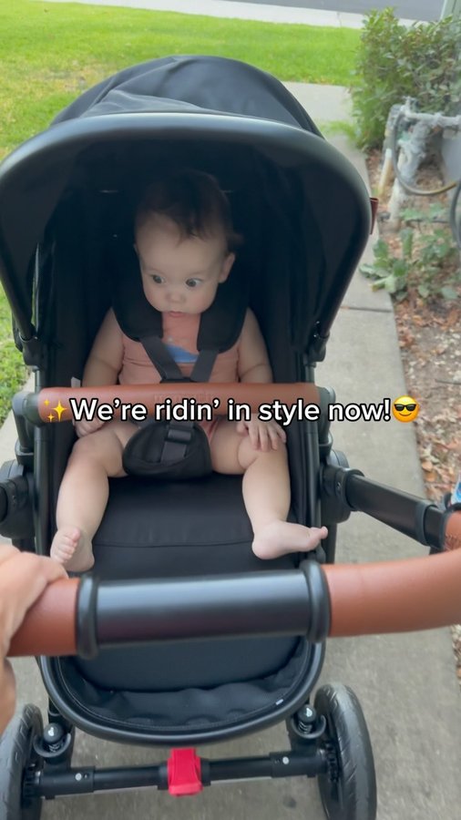 Instagram post by @thet1dmama_ for Mompush. Caption reads: [...] so fancy with this stroller! 💁🏻‍♀️....