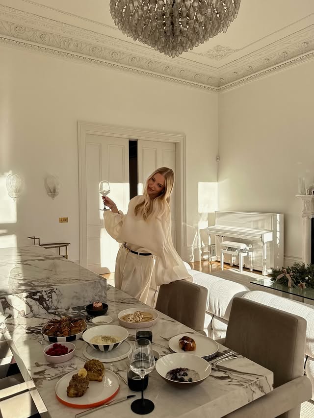 Instagram post by @leoniehanne for Villeroy & Boch. Caption reads: Setting a festive brunch at home @villeroyboch....