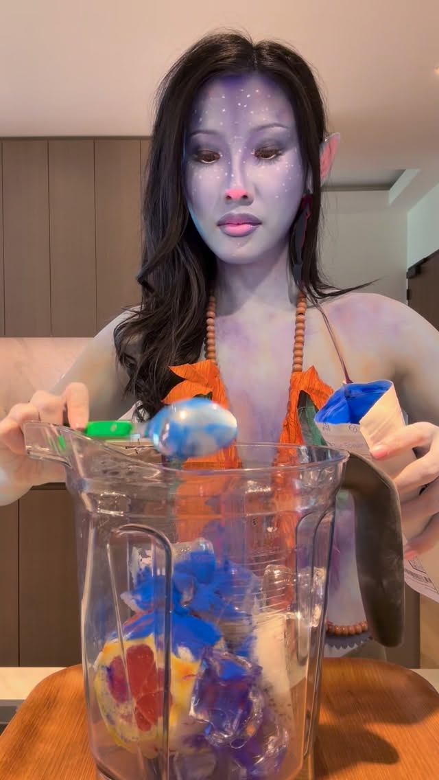 Instagram post by @allyqueeks for Vitamix. Caption reads: the way of smoothie 😄😏 @vitamix.