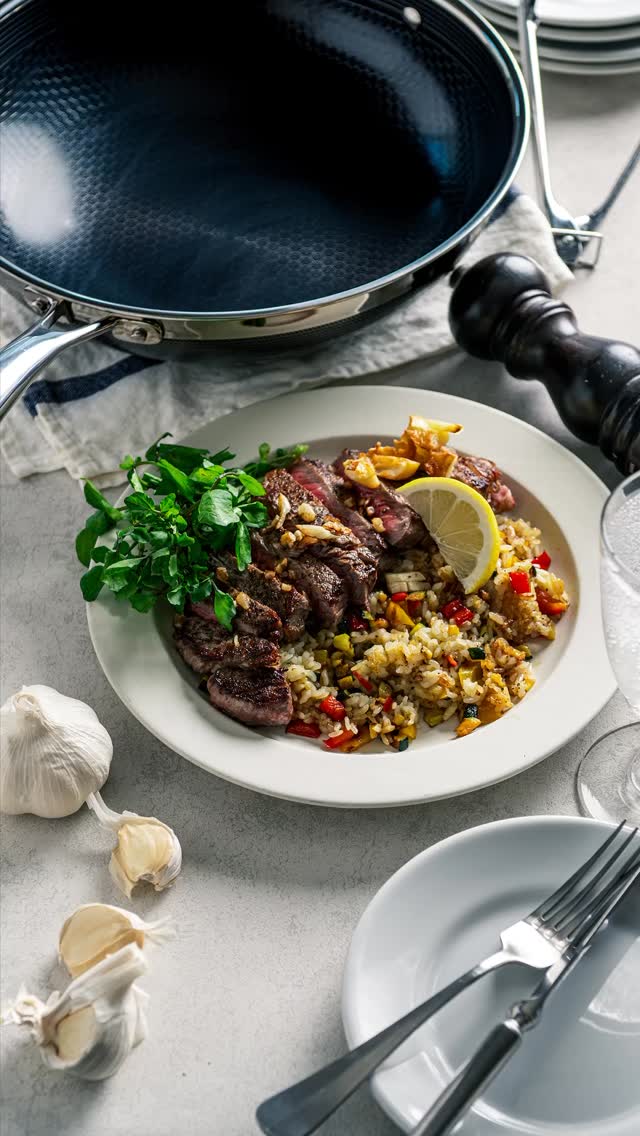 Instagram post by @tomoky_take for HexClad JP. Caption reads: .
サーロインステーキと
夏野菜のガーリックライス🧄
Garlic Fried Rice with....