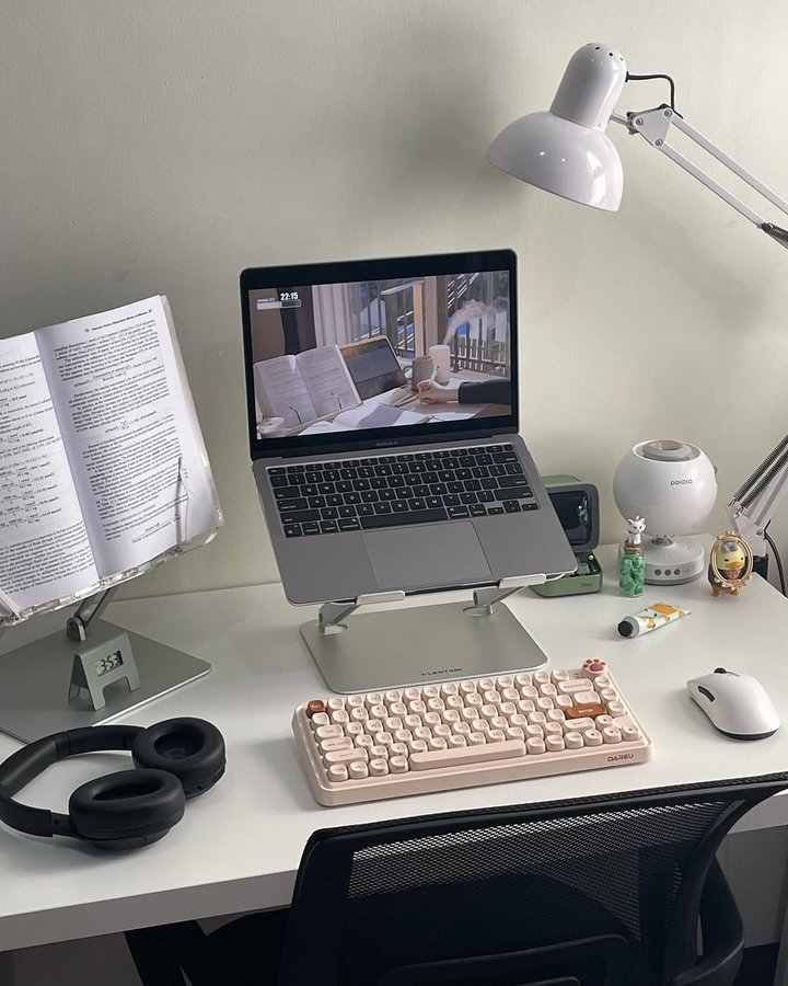 Instagram post by @showmeyournotes for DAREU. Caption reads: [...] will be two lucky winners sponsored by....