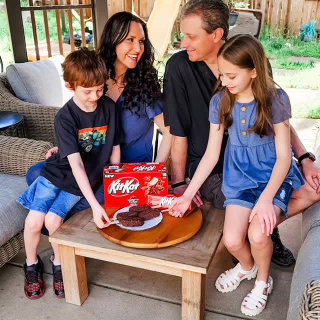 Instagram post by @theclassymamabear for KitKat. Caption reads: #KITKATPartner 🤩 The warm weather is upon us and....