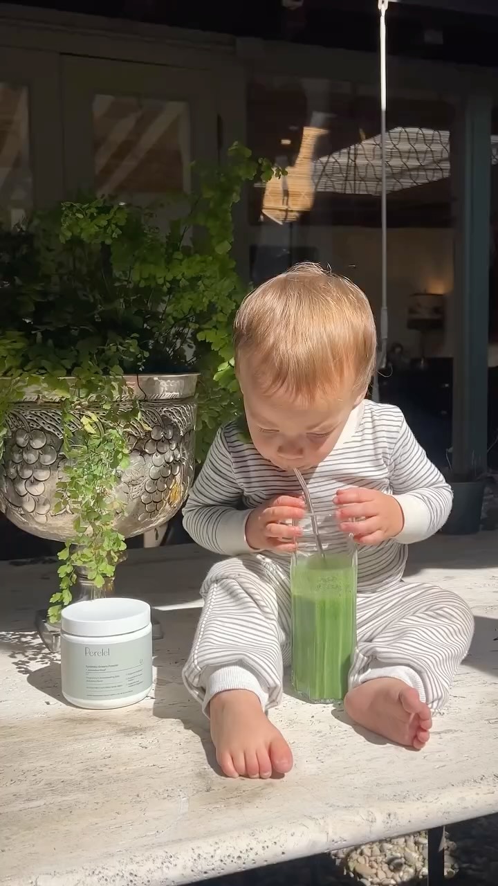 Instagram post by @piabaroncini for Perelel. Caption reads: [...] my favvvvvorite greens powder from....