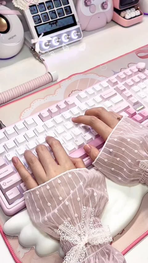 Instagram post by @kira.lato for Yunzii. Caption reads: [...] on my keyboard? ₍^⸝⸝o ·̫ o⸝⸝ ^₎ The YUNZII....