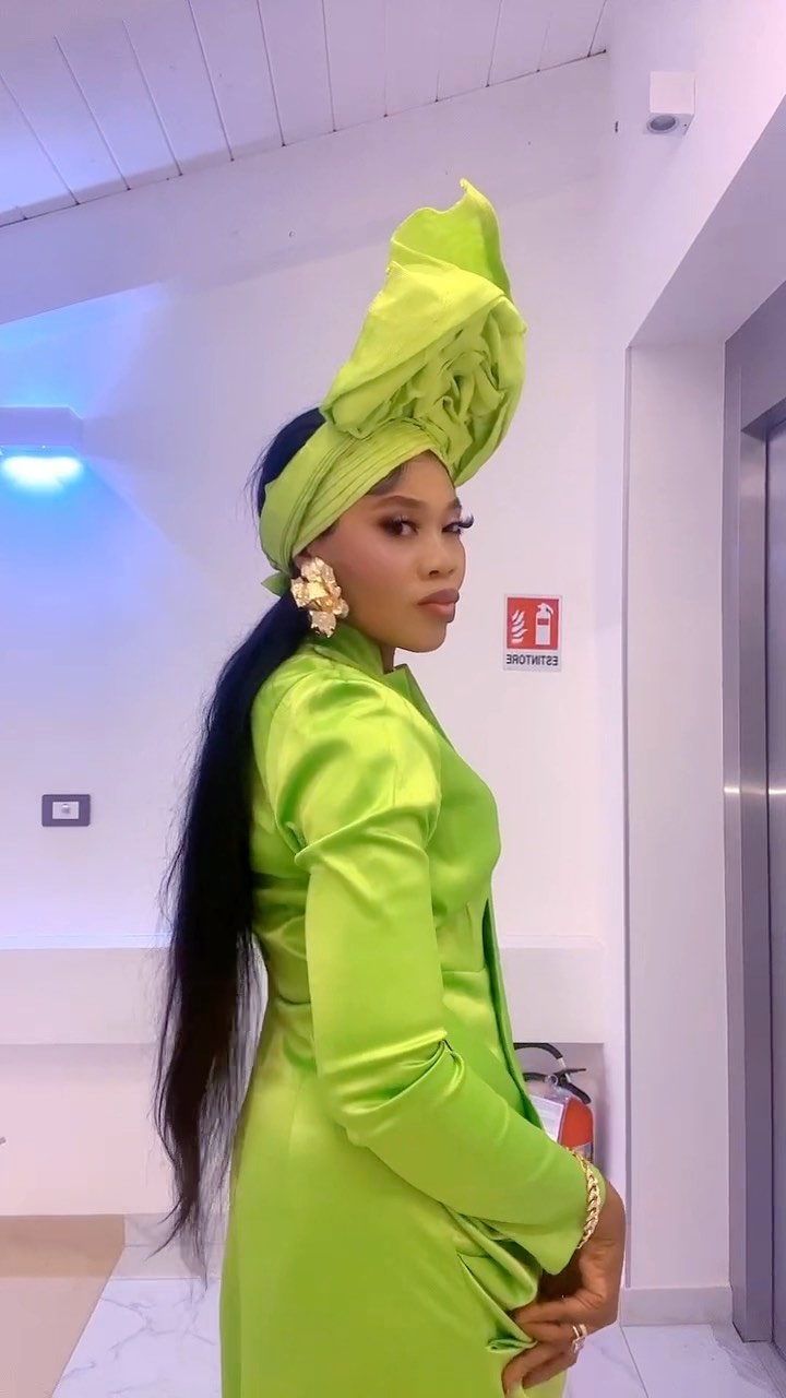 Instagram post by @chelsea_christophe for StyleWe. Caption reads: Attention ⚠️ full look of my outfit....